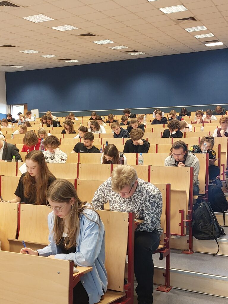 Finał OLM piszący uczniowie